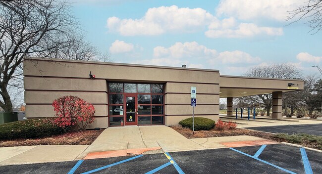 More details for 320 W Diehl Rd, Naperville, IL - Retail for Sale