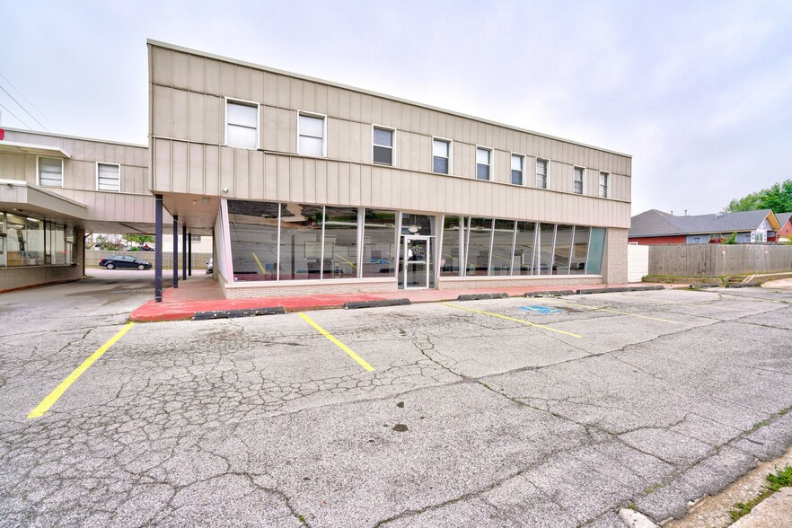 3131 N May Ave, Oklahoma City, OK for lease - Building Photo - Image 3 of 36