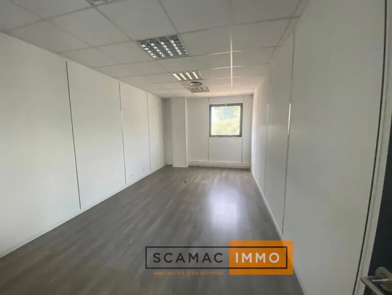 Office in LES MILLES for lease - Interior Photo - Image 3 of 9