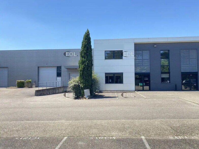Flex dans Saint-Priest à louer - Photo du bâtiment - Image 2 de 19