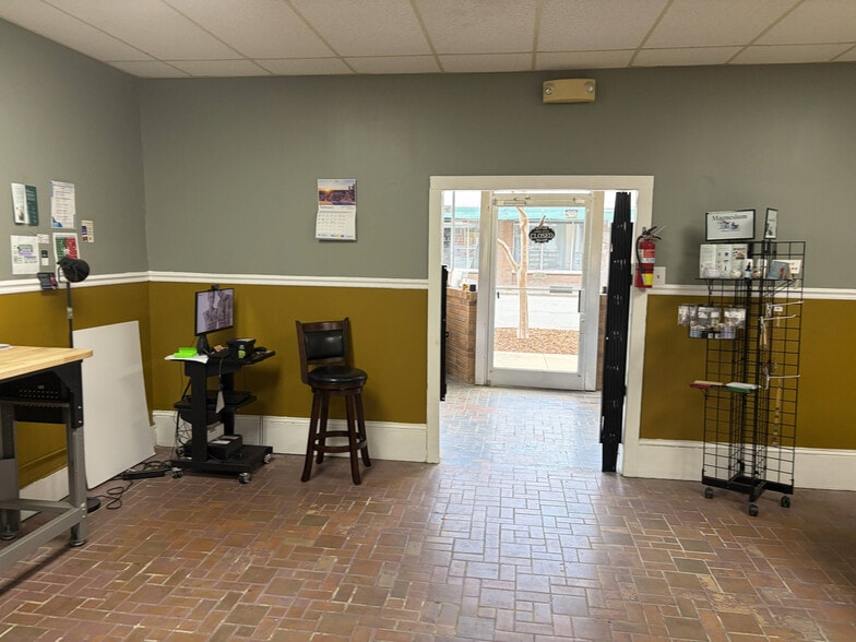 706 E Davis St, Burlington, NC for sale - Interior Photo - Image 2 of 7