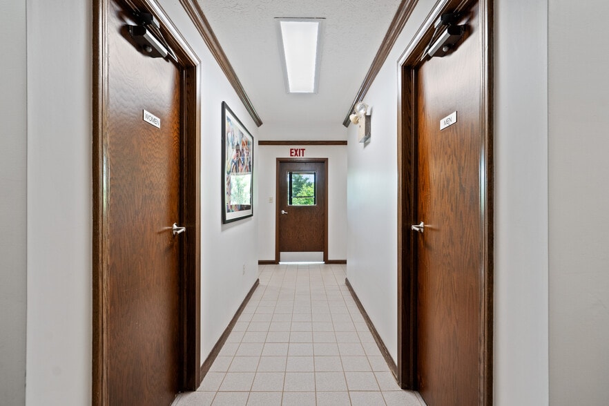 200 Commerce Dr, Coraopolis, PA for sale - Building Photo - Image 3 of 29