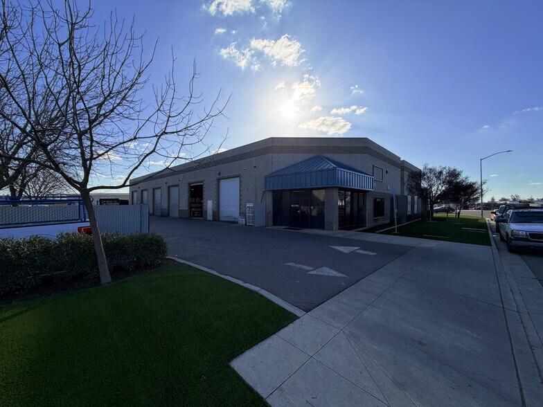 4025 W Ashcroft Ave, Fresno, CA for lease - Primary Photo - Image 1 of 2