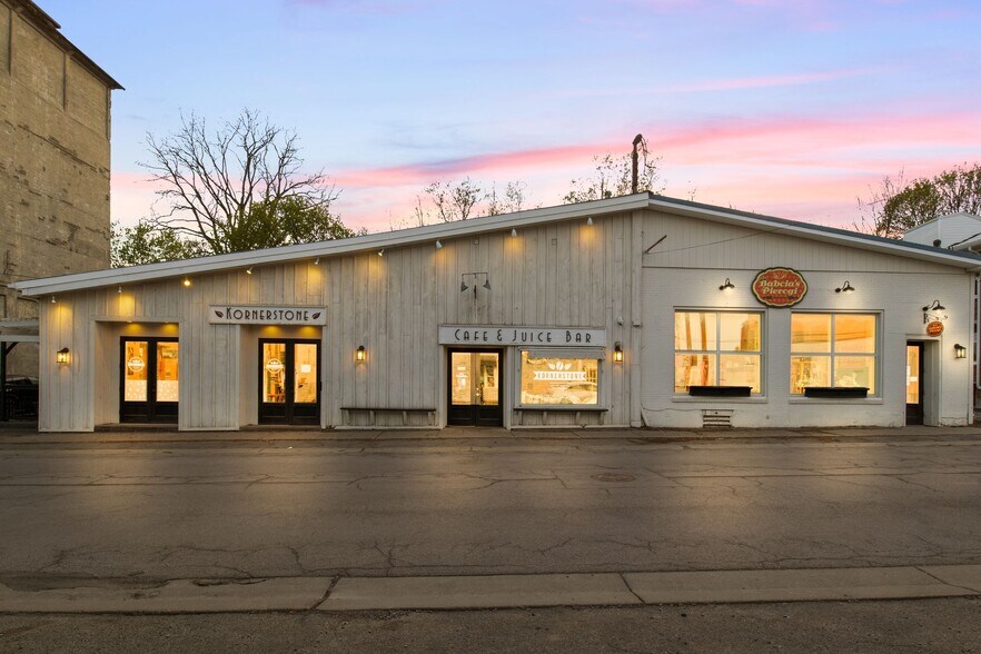 33 Elm St, East Aurora, NY à vendre - Photo du bâtiment - Image 3 de 92