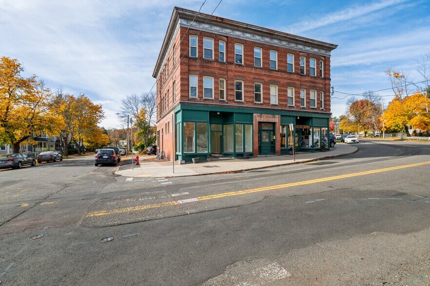 226-228 Sargeant St, Holyoke, MA à louer - Photo du bâtiment - Image 2 de 10