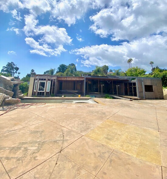 16351 Sloan Dr, Los Angeles, CA à vendre - Photo du bâtiment - Image 3 de 5