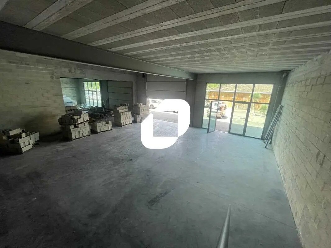 Flex in SAINT-JEAN-D'ILLAC for lease Interior Photo- Image 1 of 9