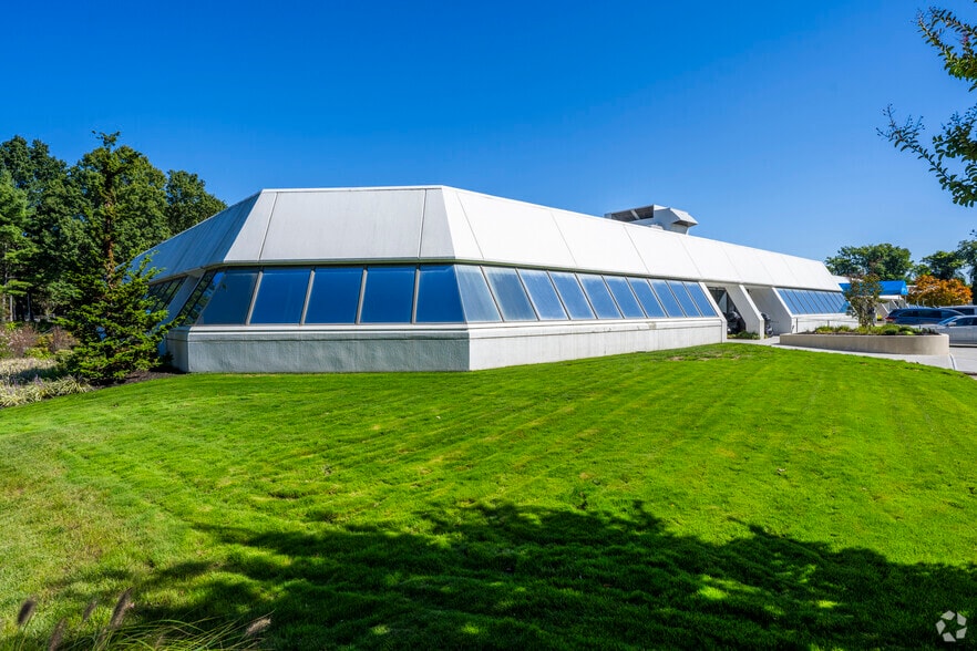 1895 Walt Whitman Rd, Melville, NY for lease - Primary Photo - Image 1 of 11