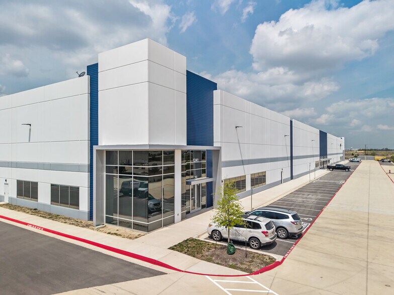 1225 Fortuna Rd, San Marcos, TX à louer - Photo du bâtiment - Image 2 de 12