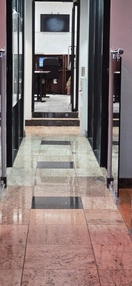 9215 Roosevelt Ave, Jackson Heights, NY for lease - Building Photo - Image 2 of 6