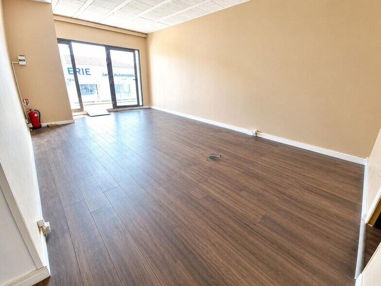 Retail in La Seyne-sur-Mer for lease - Building Photo - Image 1 of 4