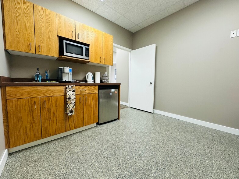 10055 120 Av, Grande Prairie, AB for sale - Interior Photo - Image 3 of 11