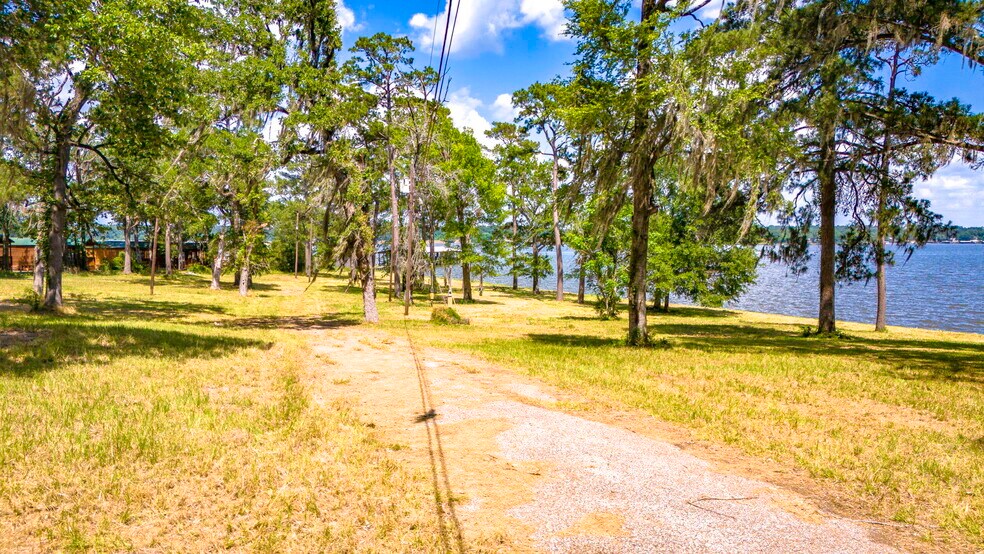 000 Shawnee Dr, Onalaska, TX for sale - Building Photo - Image 2 of 6