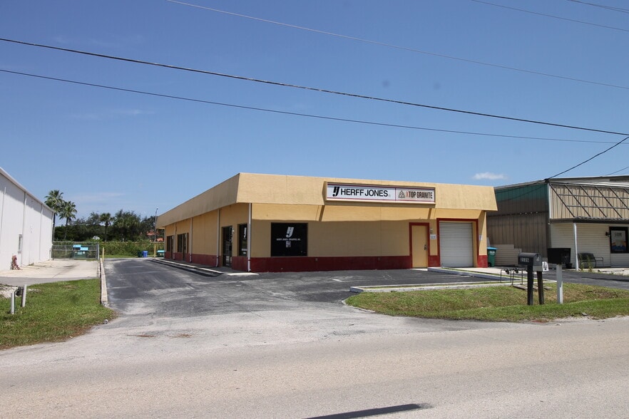 2126 Andrea Ln, Fort Myers, FL for lease - Building Photo - Image 3 of 12