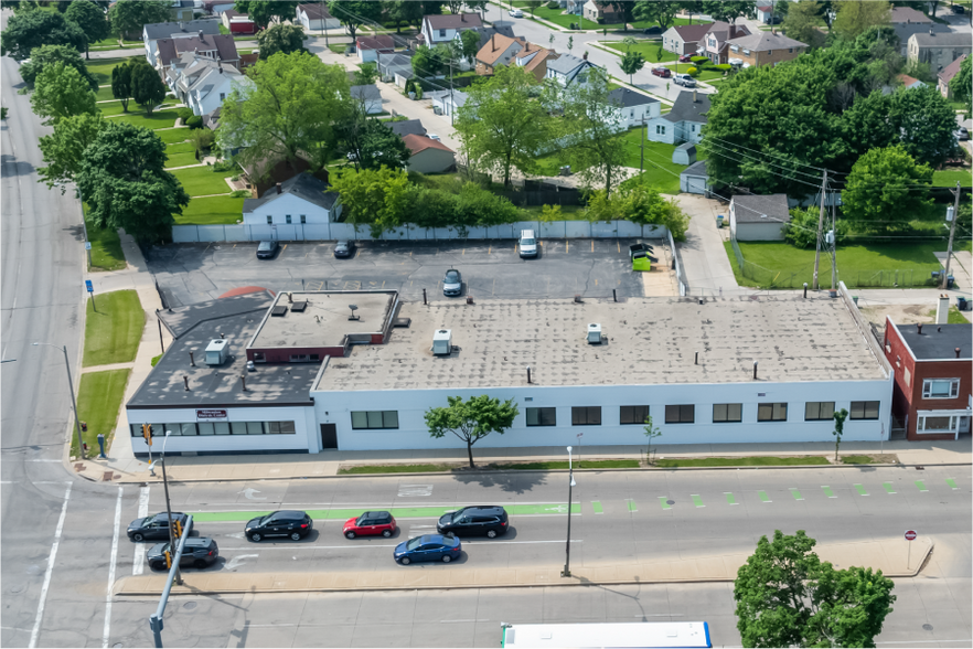 4775 N Green Bay Ave, Milwaukee, WI for sale - Building Photo - Image 3 of 8