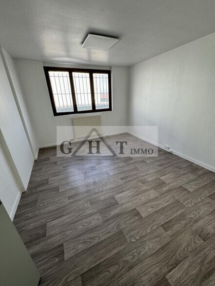Office in Wissous for lease - Interior Photo - Image 2 of 6