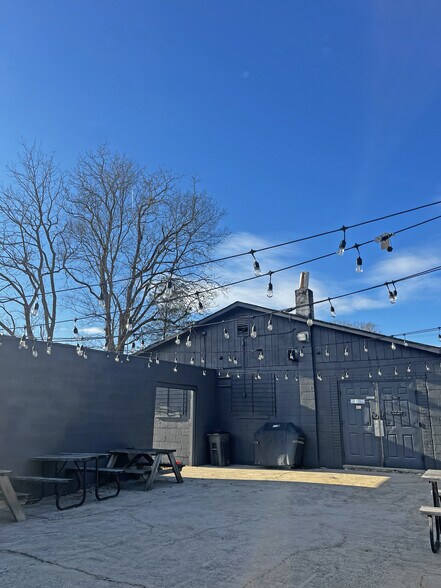 Portfolio of 2 Assets For Sale portefeuille de 2 propriétés à vendre sur LoopNet.ca - Photo du bâtiment - Image 2 de 7
