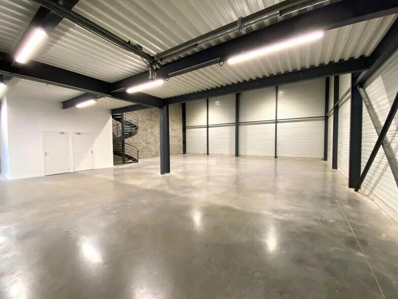 Local d'activités dans Saint-Genis-Laval à vendre - Photo du bâtiment - Image 3 de 4