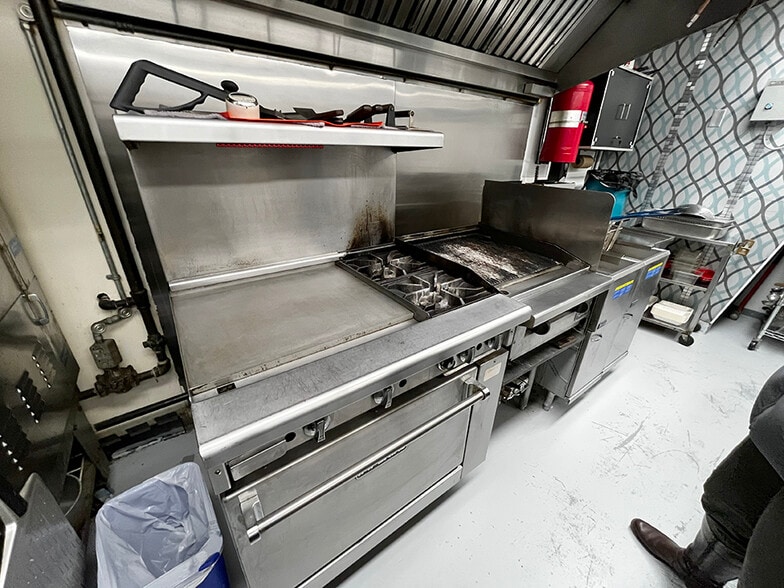 200 East Lake Cres NE, Airdrie, AB for lease - Interior Photo - Image 3 of 15