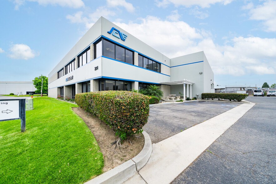 231 W Blueridge Ave, Orange, CA à vendre - Photo du bâtiment - Image 1 de 64