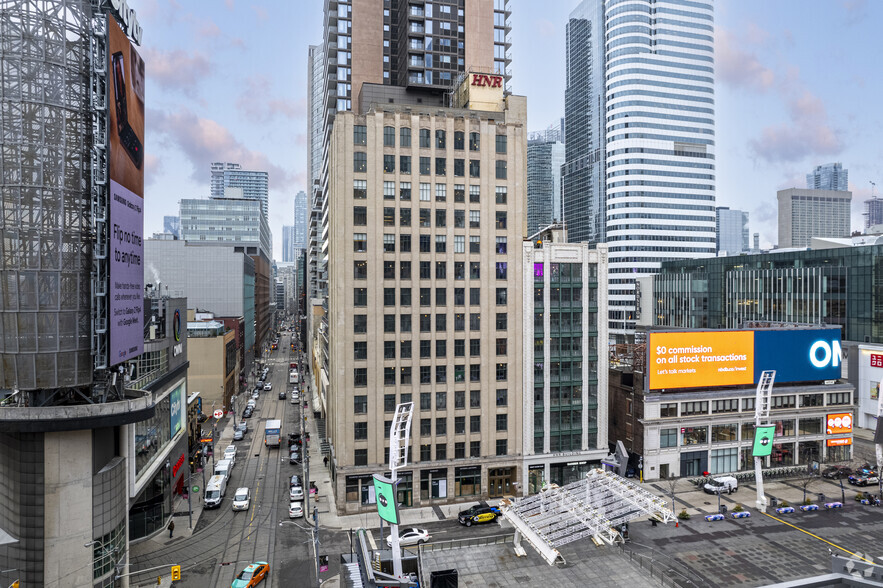 21 Dundas Sq, Toronto, ON for lease - Building Photo - Image 2 of 5