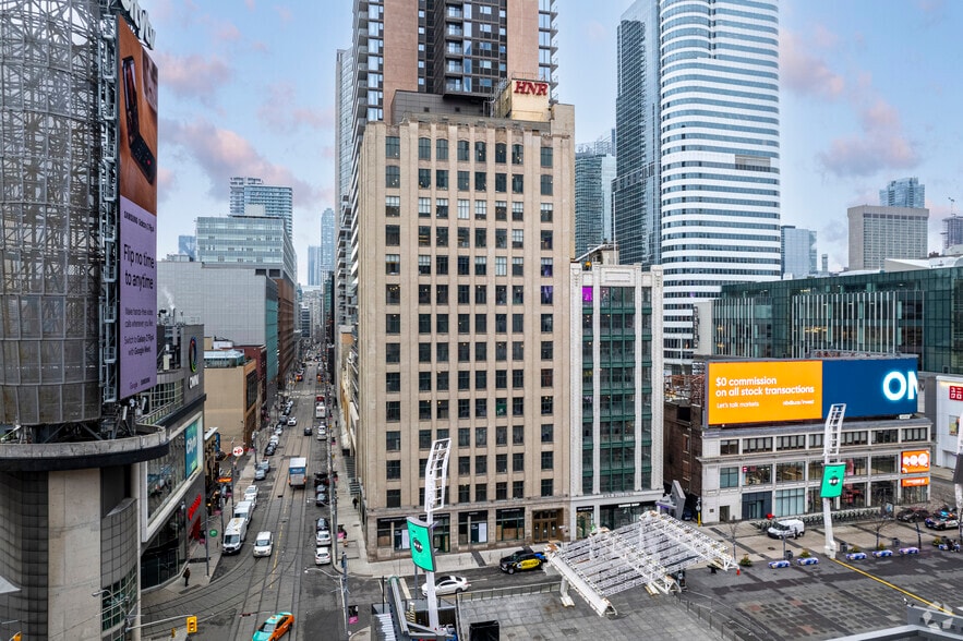 21 Dundas Sq, Toronto, ON à louer - Photo du bâtiment - Image 2 de 5