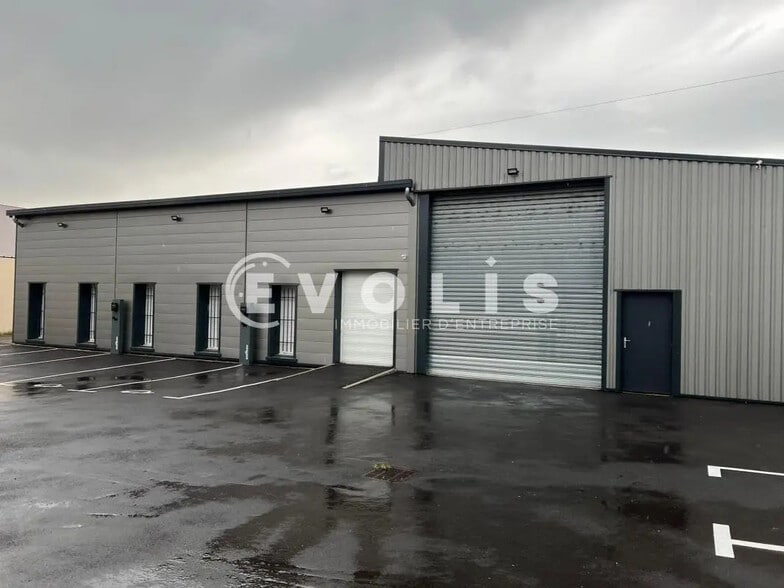 Office in Vaulx-en-Velin for lease - Building Photo - Image 2 of 13