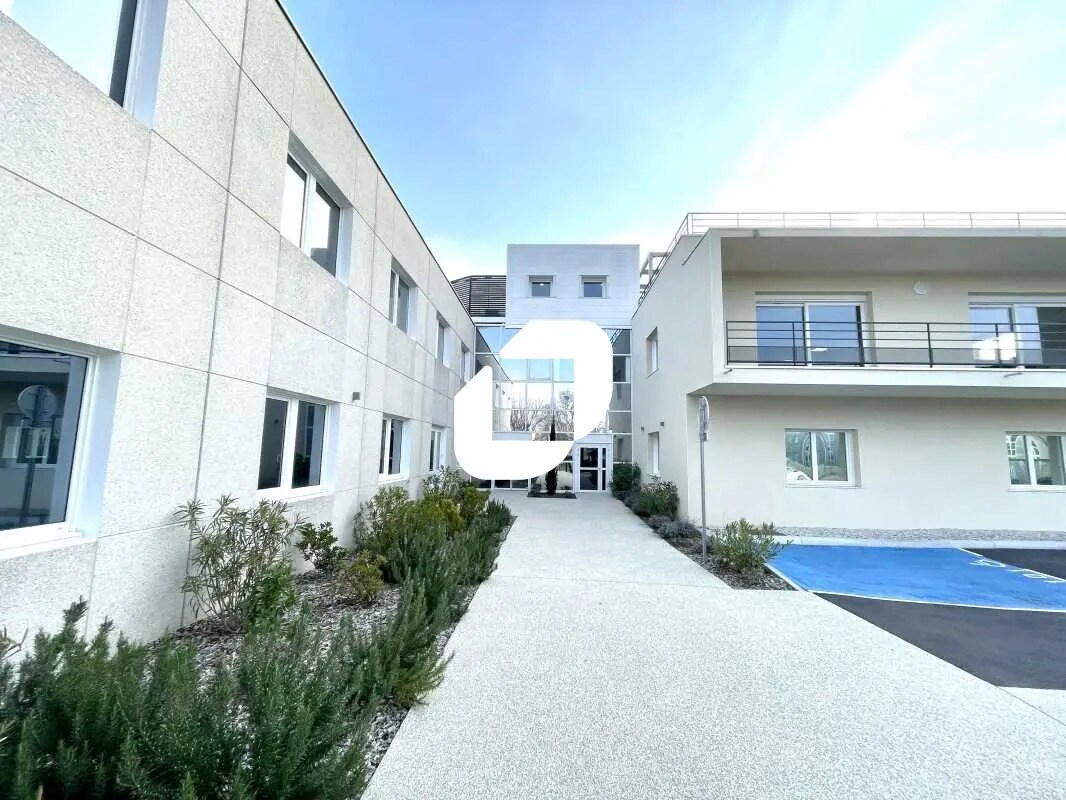 Bureau dans Bron à louer Photo du bâtiment- Image 1 de 22