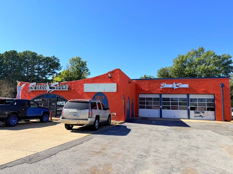 4561 Elvis Presley Blvd, Memphis, TN for sale - Building Photo - Image 3 of 11