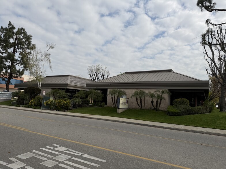 1800 Westwind Dr, Bakersfield, CA à louer - Photo du bâtiment - Image 2 de 8