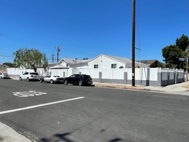 10802 Crockett St, Sun Valley, CA for sale Primary Photo- Image 1 of 34