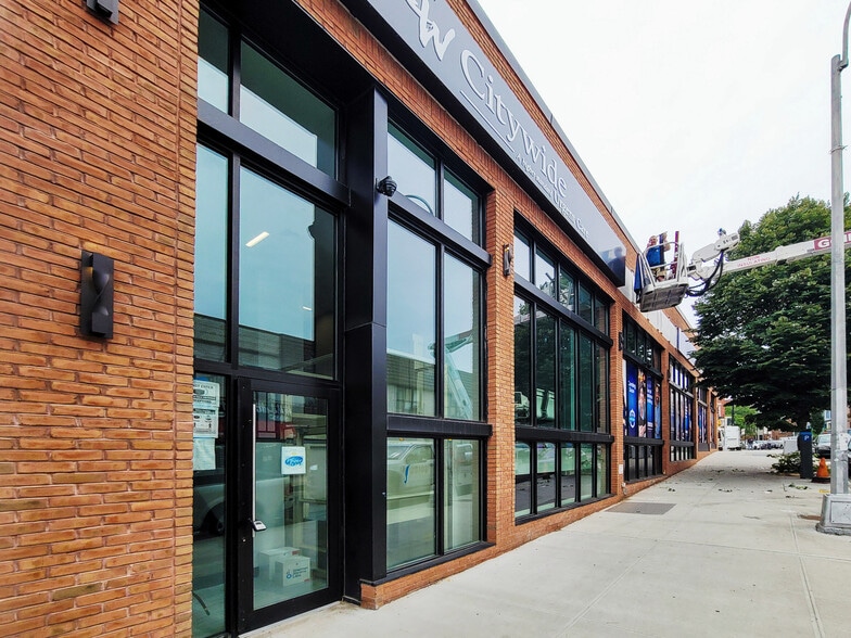 320 E 204th St, Bronx, NY à vendre - Photo du bâtiment - Image 2 de 11