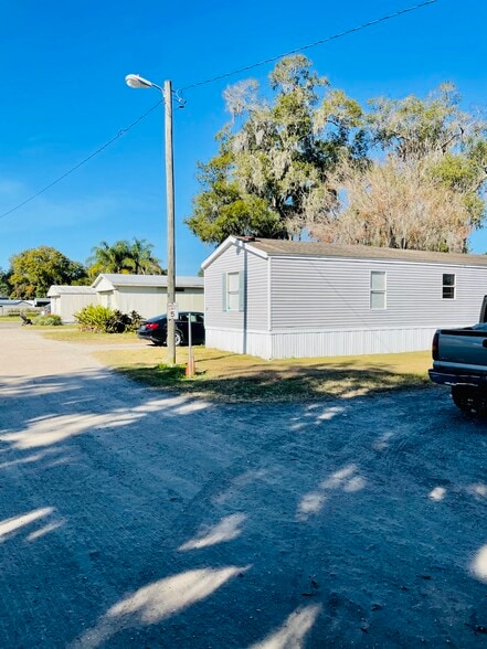 904 N Kingsway Rd, Seffner, FL à vendre - Photo principale - Image 2 de 17