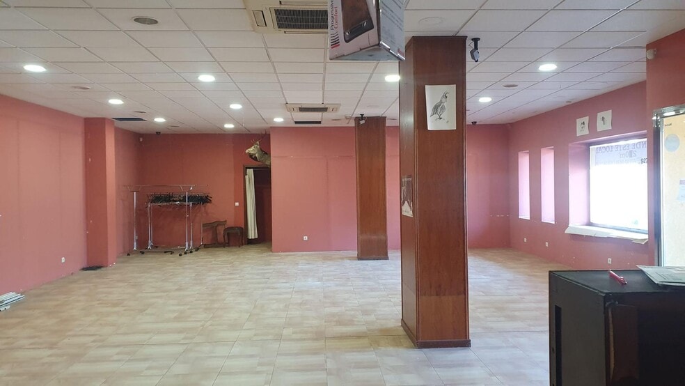 Retail in Cáceres, Cáceres for lease - Building Photo - Image 2 of 6