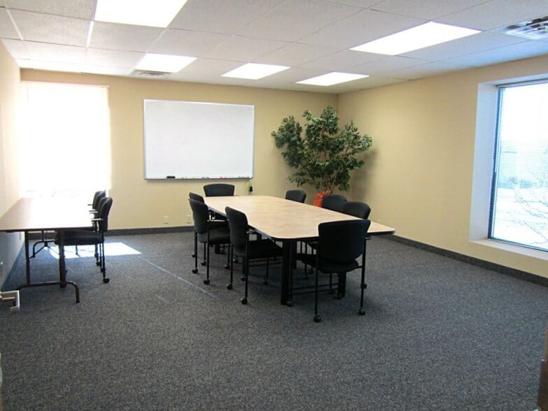 7362 NE University Ave W, Minneapolis, MN à louer - Photo du bâtiment - Image 2 de 9