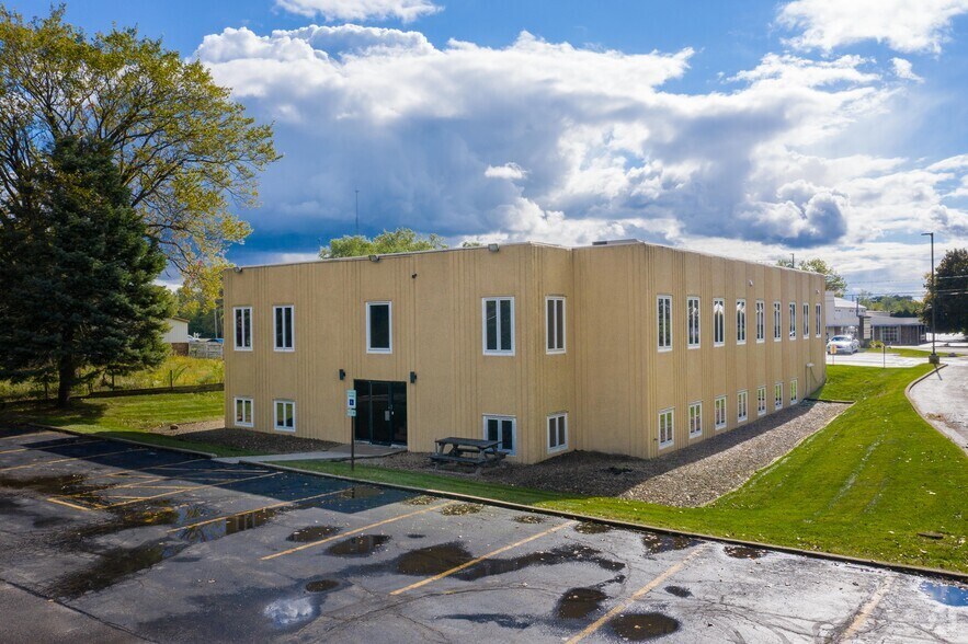 1065 Lake Ave, Woodstock, IL for lease - Building Photo - Image 1 of 10