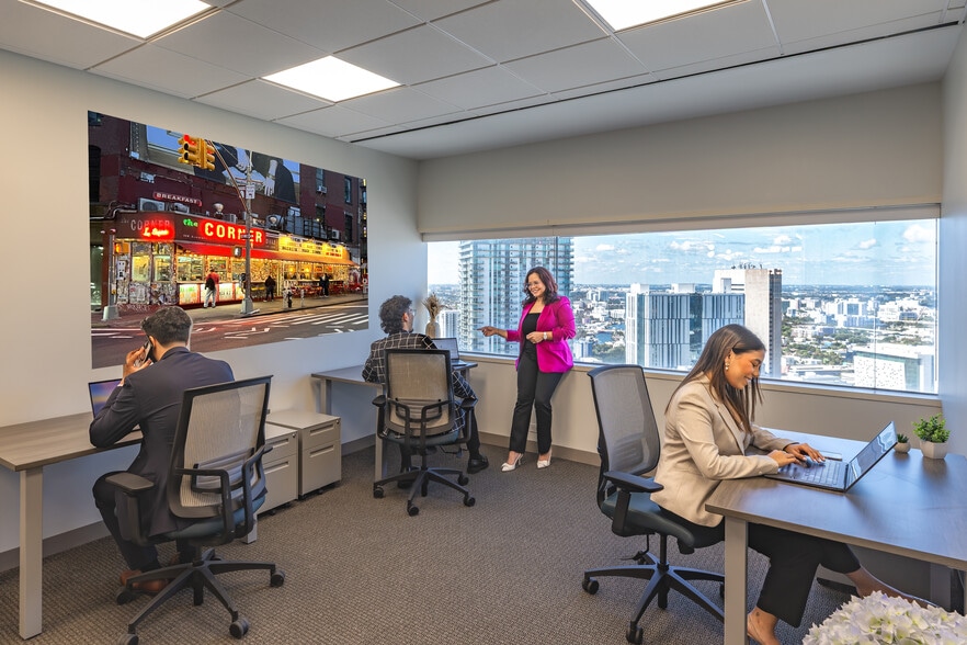 100 SE 2nd St, Miami, FL for lease - Interior Photo - Image 2 of 9