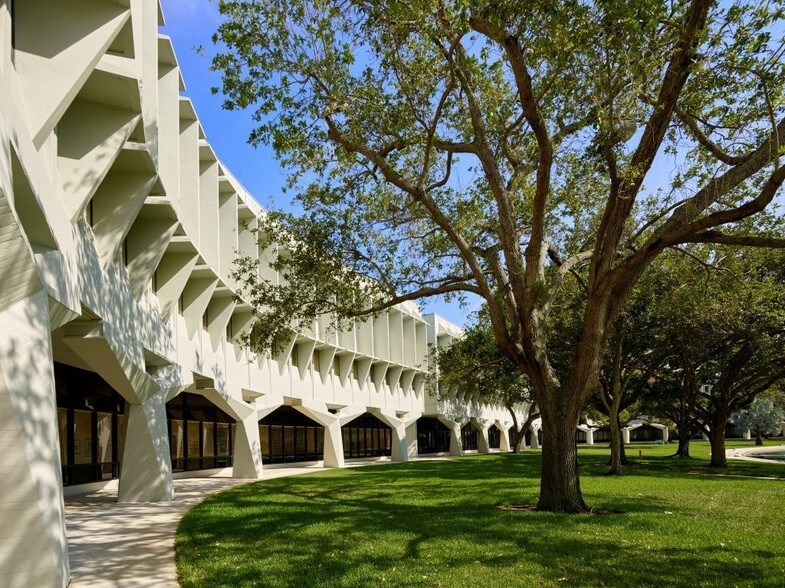 5000 T Rex Ave, Boca Raton, FL à louer - Photo du bâtiment - Image 2 de 19