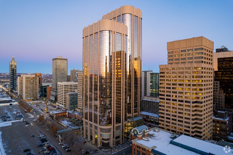 700 9th Ave SW, Calgary, AB à louer - Photo du bâtiment - Image 1 de 16