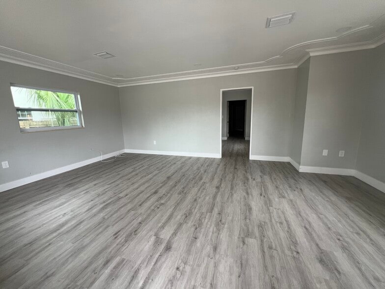 541 49th St S, Saint Petersburg, FL for lease - Interior Photo - Image 3 of 18