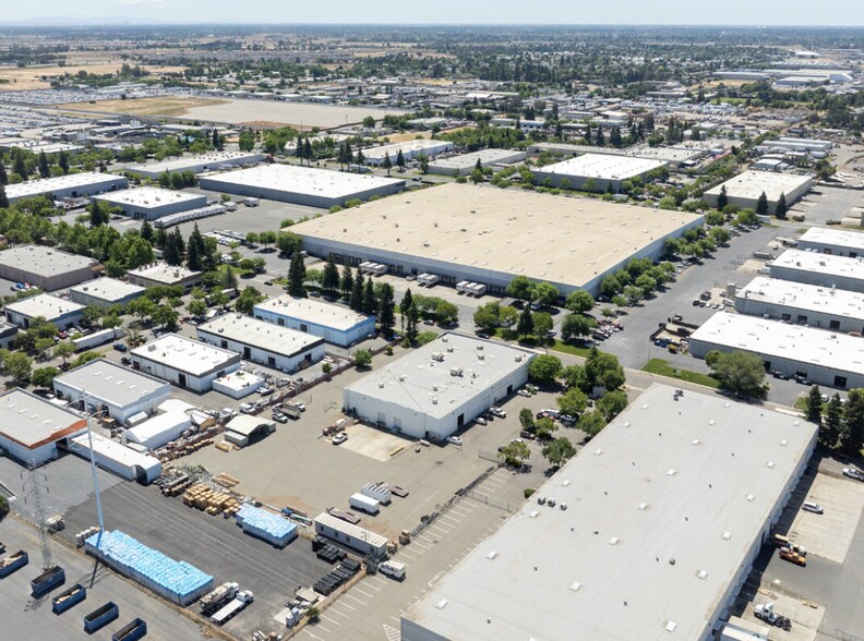 8386 Rovana Cir, Sacramento, CA à vendre - Photo du bâtiment - Image 3 de 15