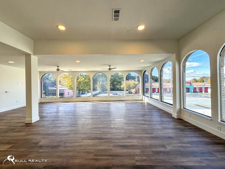 1927 Piedmont Cir NE, Atlanta, GA à louer - Photo du bâtiment - Image 2 de 7