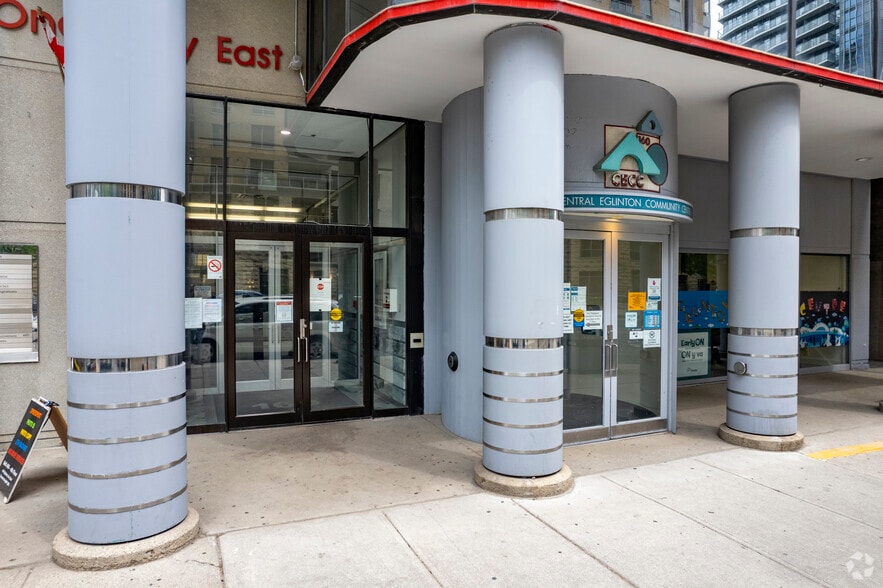 160 Eglinton Ave E, Toronto, ON for lease - Building Photo - Image 3 of 4