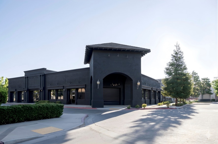 4020 N Cedar Ave, Fresno, CA for lease - Building Photo - Image 1 of 7