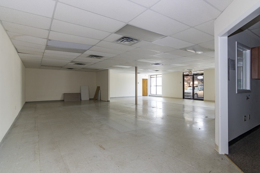 1314 Englishtown Rd, Old Bridge, NJ for sale - Interior Photo - Image 3 of 14