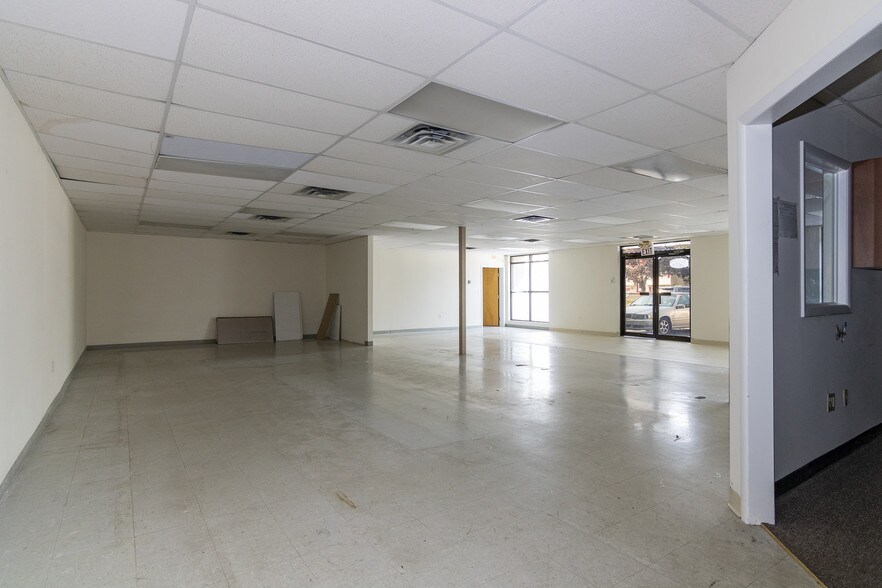 1314 Englishtown Rd, Old Bridge, NJ à vendre - Photo intérieure - Image 3 de 14