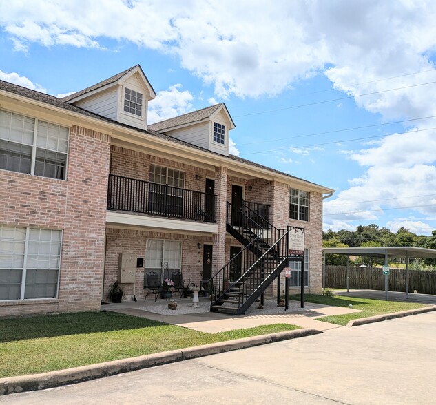 2300 Stone Hollow Dr, Brenham, TX à vendre - Photo du b timent - Image 2 de 6