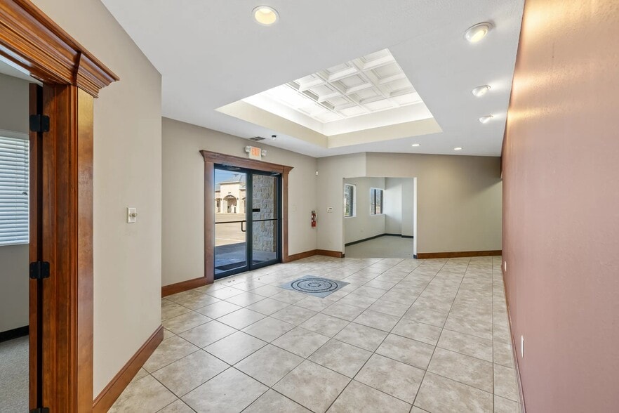 2425 Earl Rudder Fwy S, College Station, TX for lease - Lobby - Image 3 of 10