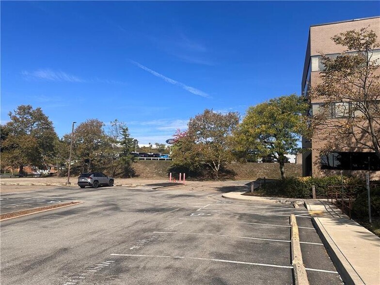 800 Regis Ave, Pittsburgh, PA à louer - Photo du bâtiment - Image 3 de 20