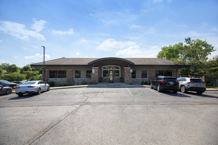 6710 W 121st St, Overland Park, KS à vendre - Photo du bâtiment - Image 2 de 17